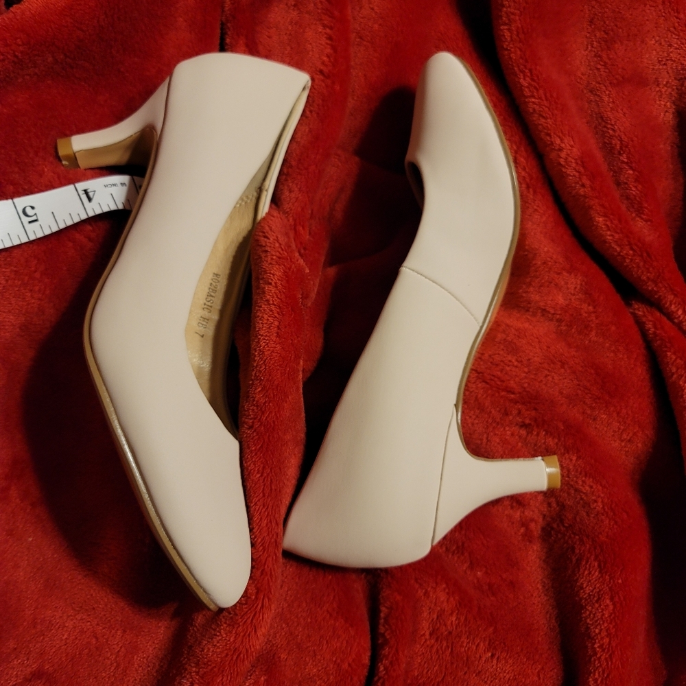 NWOB CLASSIC NUDE KITTEN LOW HEEL ROUND TOE MUST HAVE SHOE SIZE 7 - Picture 13 of 15
